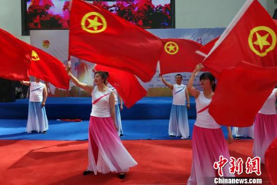 西宁三百余名志愿者“青春酷走”迎五四青年节