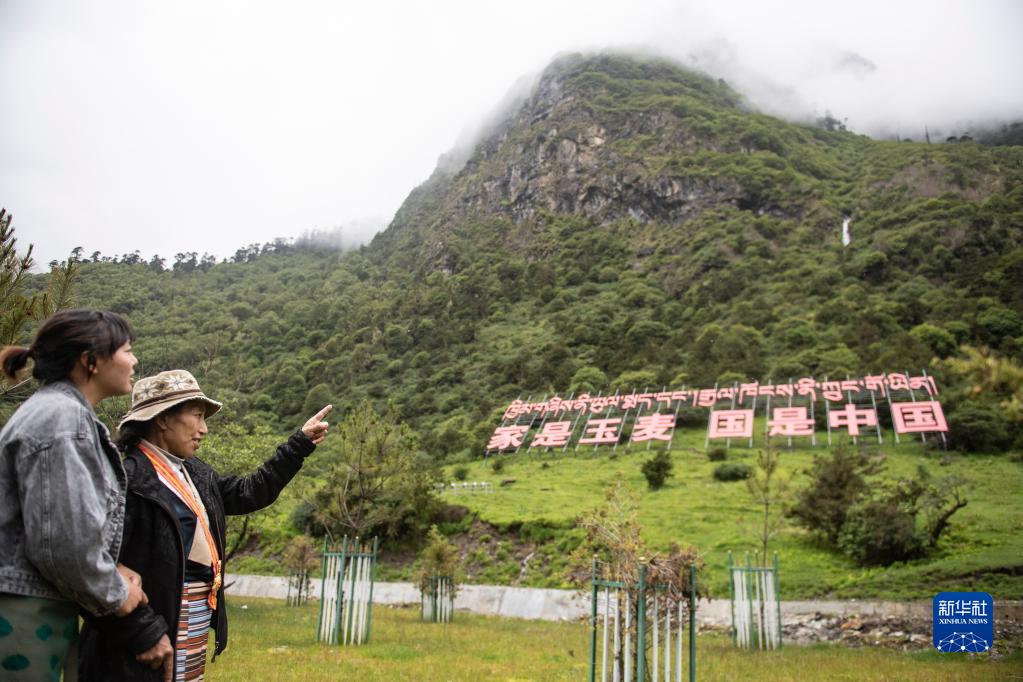 在西藏隆子县玉麦乡，卓嘎（右）给女儿巴桑卓嘎讲述她为国守边的故事（7月10日摄）。新华社记者 孙瑞博 摄