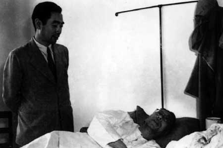 △1946年6月24日，周恩来（后立）闻讯赶到医院看望马叙伦，马叙伦激动地说：中国的希望寄托在你们身上！过去我劝你们少要一些兵、少留一些枪，现在看来你们的战士不能少一个，枪不能少一支。